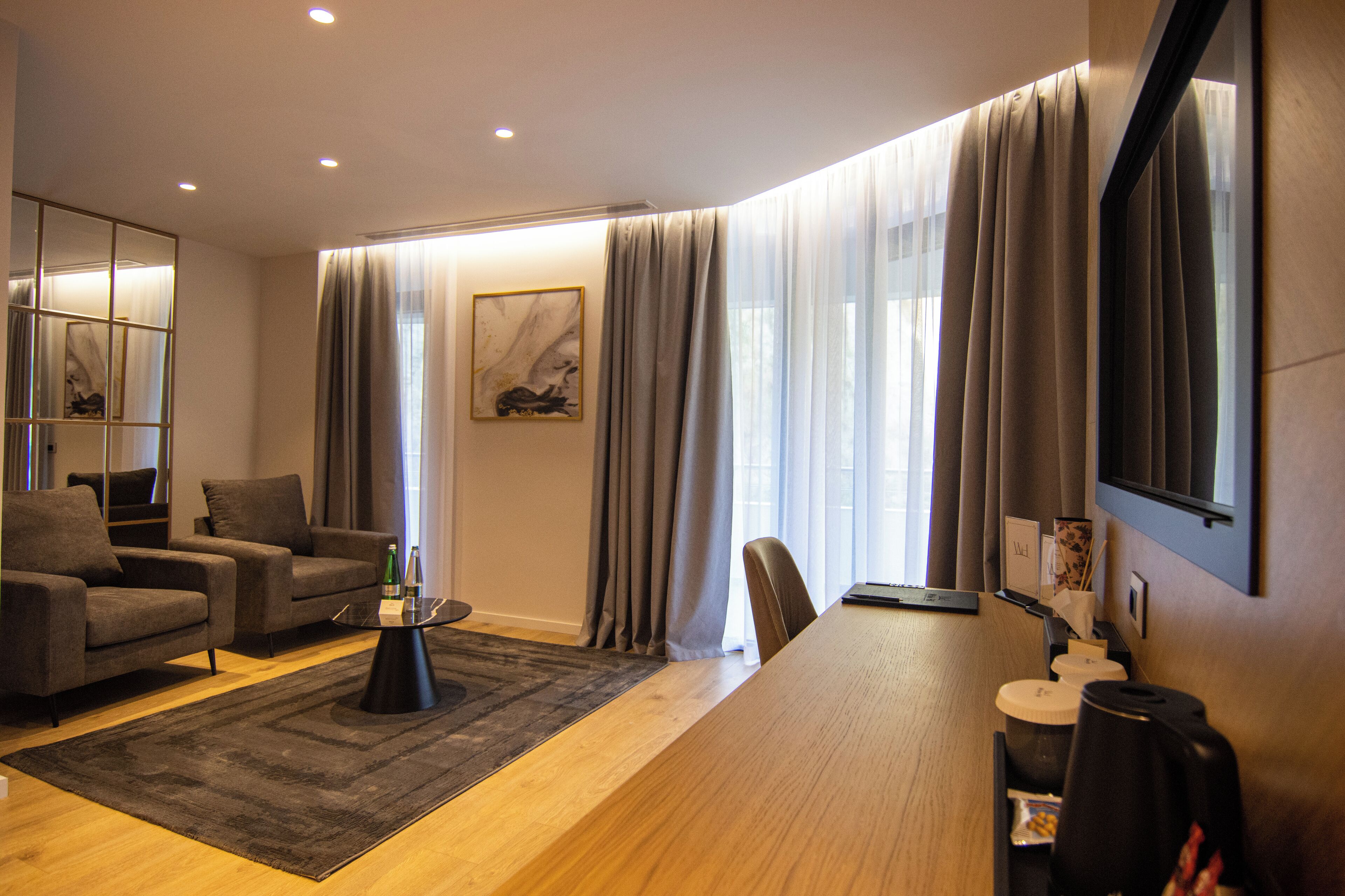 Executive Suite | Living area | 50-cm Smart TV with satellite channels