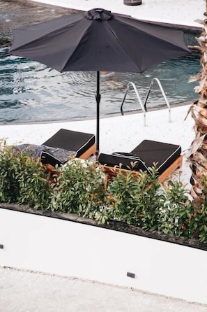 Alberca al aire libre por temporada y sombrillas en la alberca