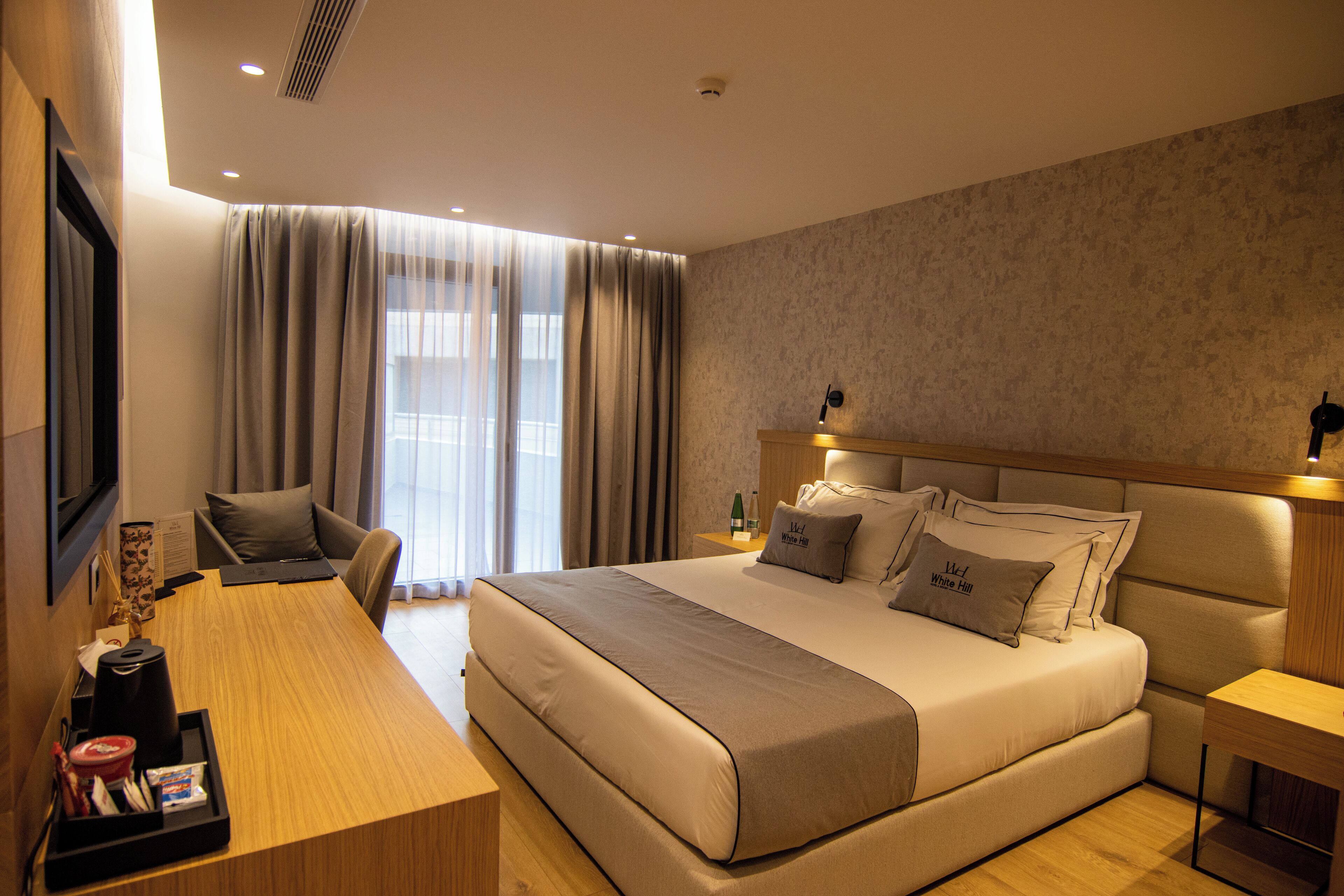 Standard Suite | Hypo-allergenic bedding, minibar, desk, soundproofing