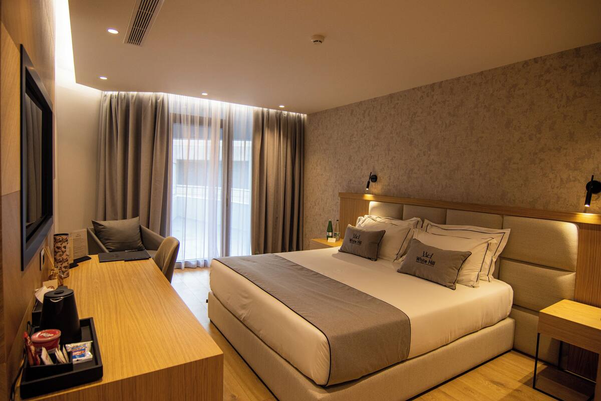 Standard Suite | Hypo-allergenic bedding available, minibar, desk, soundproofing