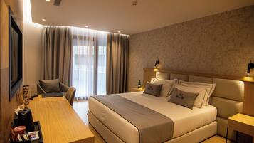 Standard Suite | Hypo-allergenic bedding, minibar, desk, soundproofing