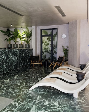 Un sauna, aromaterapia, masajes con piedras calientes, reflexología