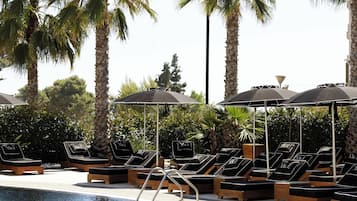 Seasonal outdoor pool, pool umbrellas, sun loungers