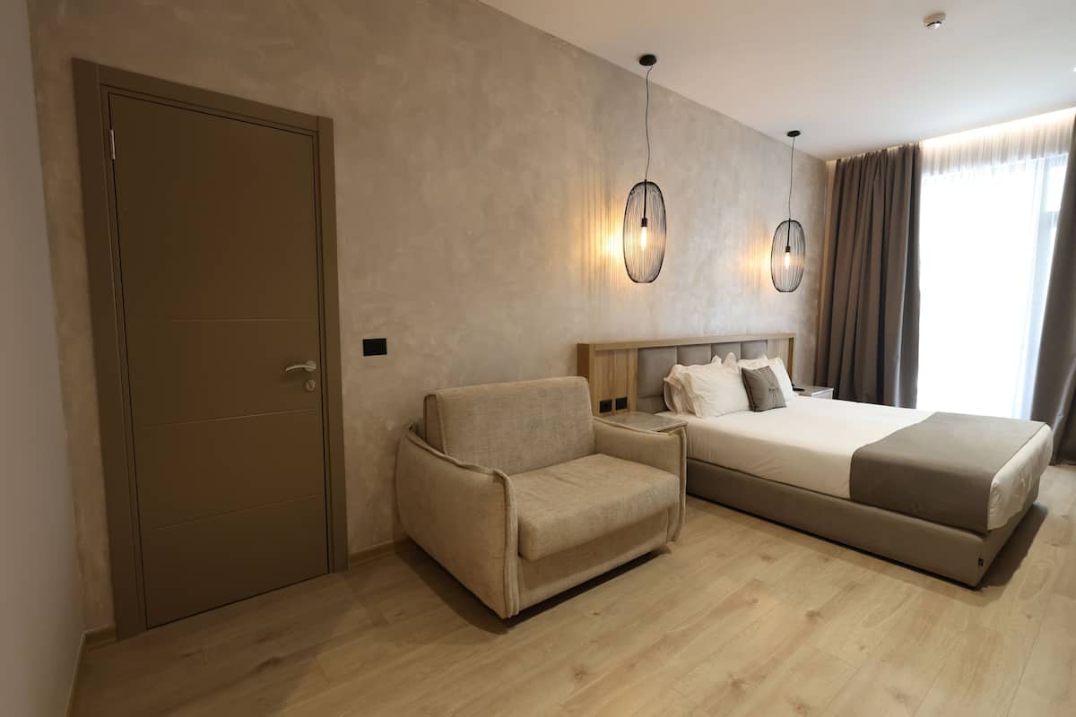 Chambre Triple Classique, balcon | Literie hypoallergénique, minibar, bureau, chambres insonorisées