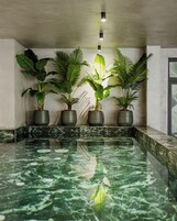 Bañera de hidromasaje interior