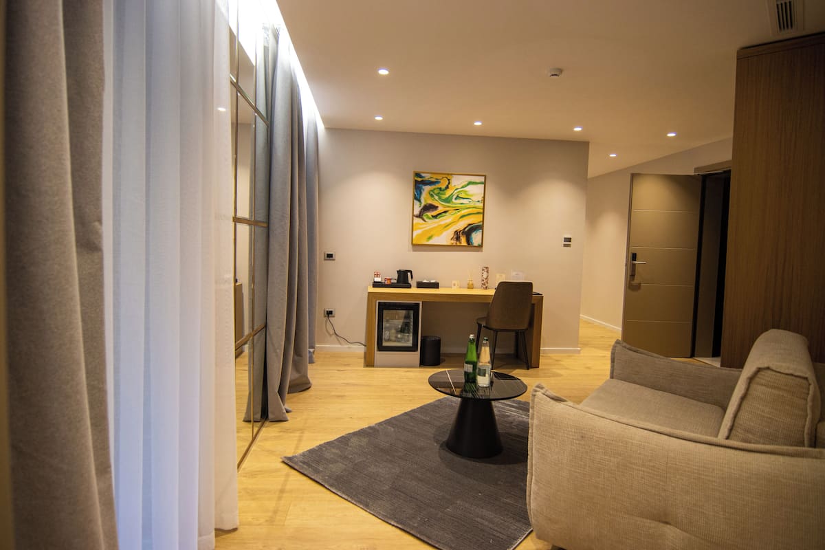 Suite familiar | Ropa de cama hipoalergénica, minibar, escritorio y insonorización