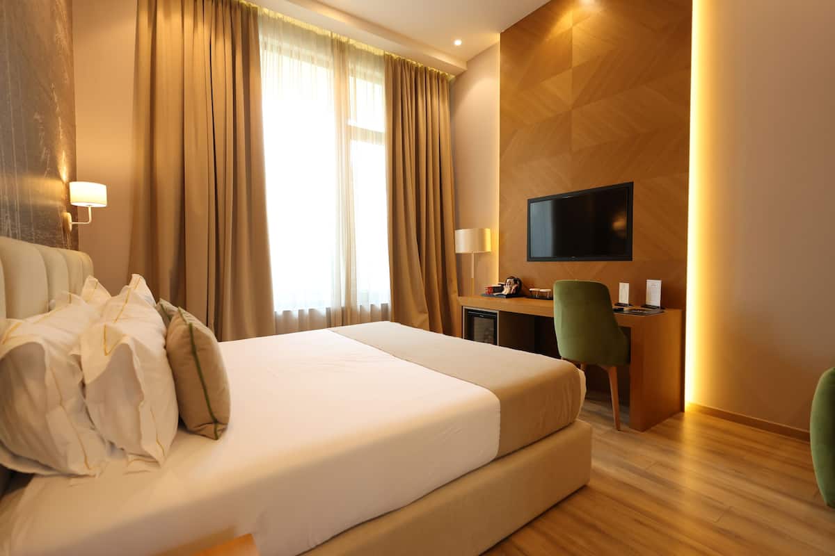 Habitación triple estándar, vista al jardín | Ropa de cama hipoalergénica, minibar, escritorio y insonorización