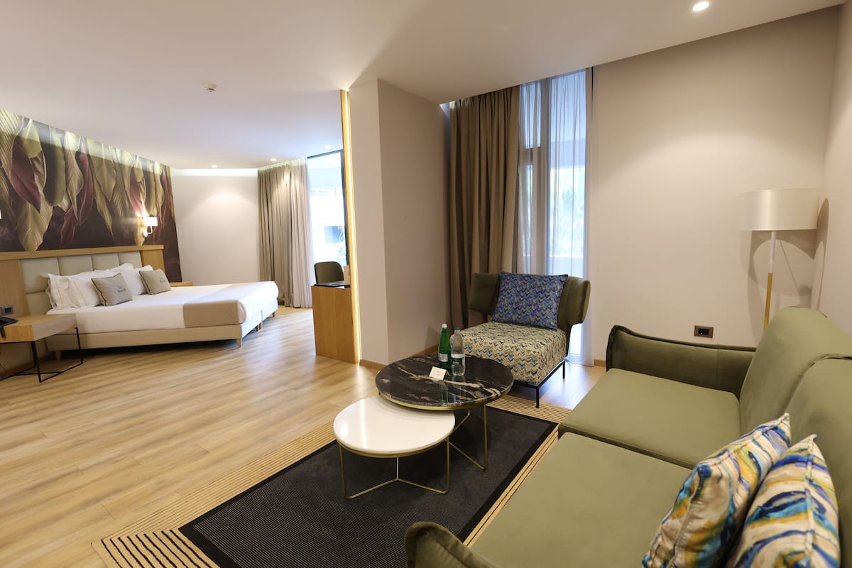 Suite Premier, balcón | Ropa de cama hipoalergénica, minibar, escritorio y insonorización