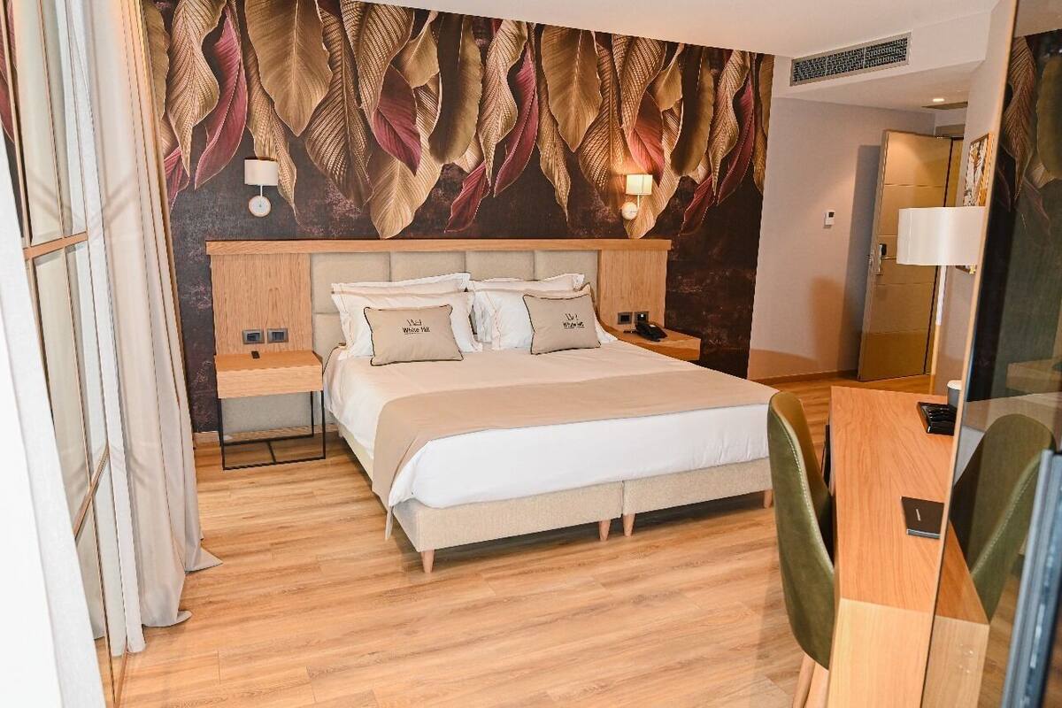 Deluxe dubbelrum | Allergitestade sängkläder, minibar, skrivbord och gratis barnsängar