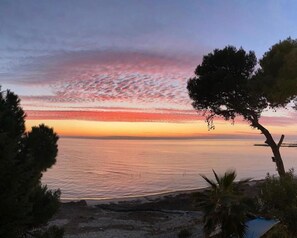 Plage, chaises longues, parasols, serviettes de plage