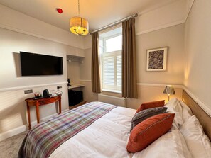 4 bedrooms, iron/ironing board, travel crib, free WiFi - Located in the heart of Glossop in the High Peak, Westwood Boutique Aparthotel combines comfort with convenience. Set against the breath-taking backdrop of the Peak District. (Peak District)