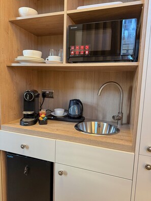 Fridge, microwave, coffee/tea maker, cookware/dishes/utensils - Located in the heart of Glossop in the High Peak, Westwood Boutique Aparthotel combines comfort with convenience. Set against the breath-taking backdrop of the Peak District. (Peak District)