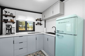 Kühlschrank, Ofen, Herdplatte, Wasserkocher mit Kaffee-/Teezubehör