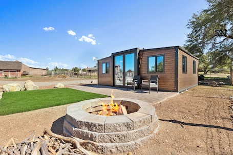 Property grounds. Zebra Ranch - 2-BR Tiny Home Amazing Experience, Prescott -Mtn View• Trails•Brbq• Pck Bal