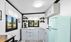 Réfrigérateur, four, plaque de cuisson, cafetière/bouilloire