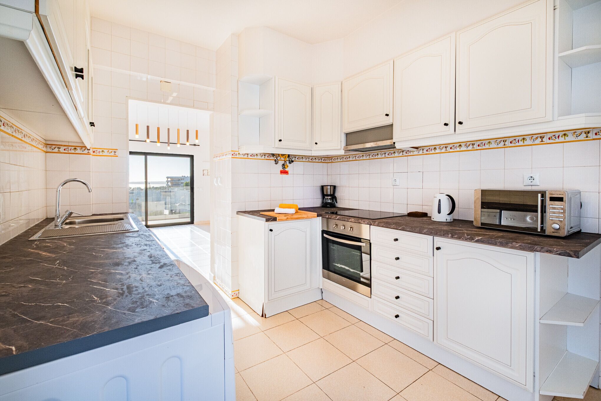 Kühlschrank, Mikrowelle, Ofen, Geschirrspüler