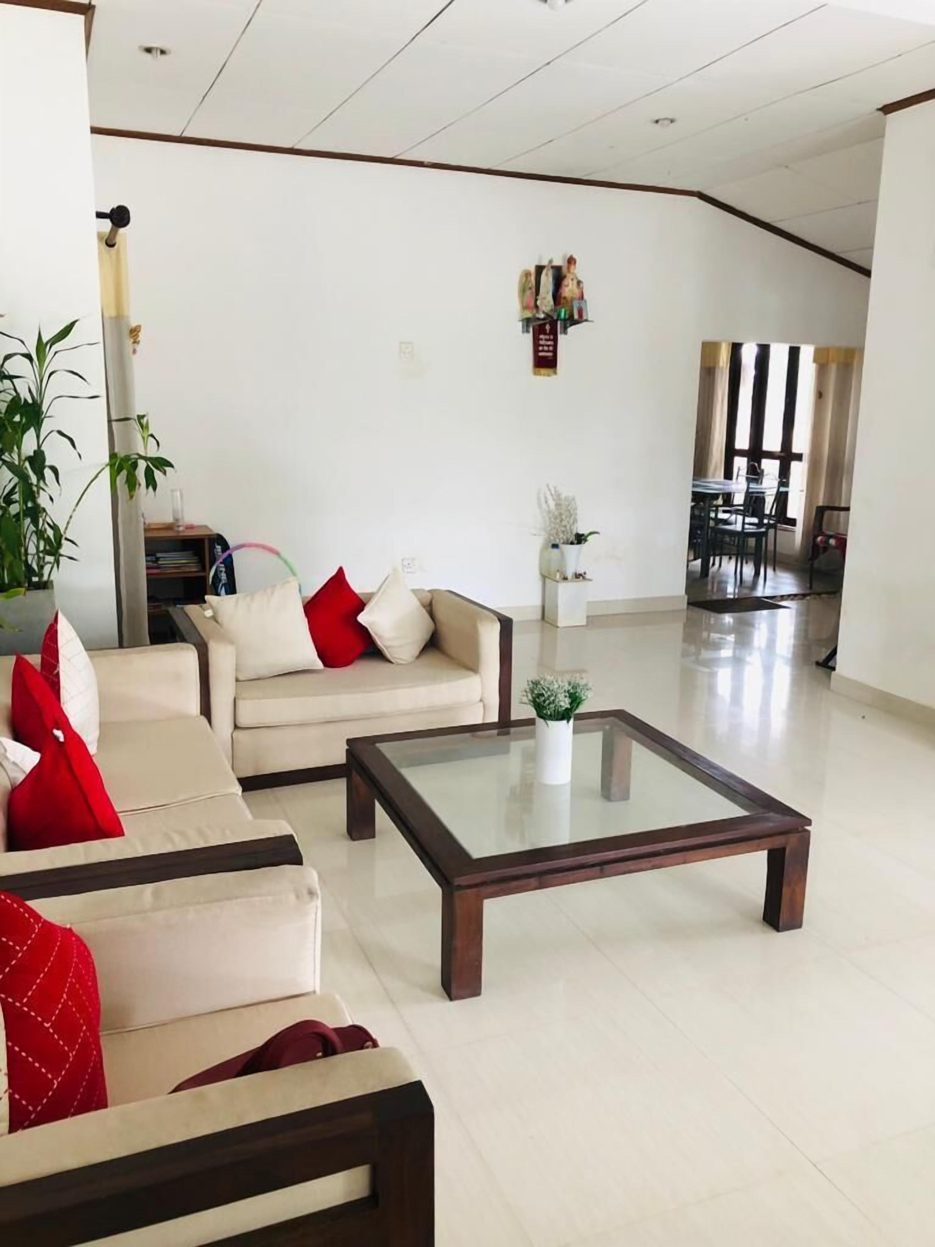 En 15-tommers Flatskjerm-TV med Parabol-TV