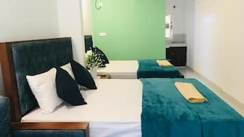 Deluxe vierpersoonskamer, balkon, uitzicht op tuin | Een kluis op de kamer, beddengoed