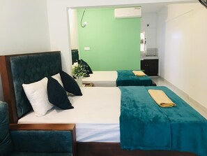 デラックス 4 人部屋 バルコニー ガーデンビュー | セーフティボックス (室内)、ベッドシーツ