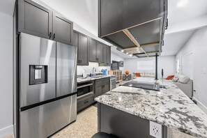 Refrigerador, microondas, parrilla de estufa y lavavajillas 