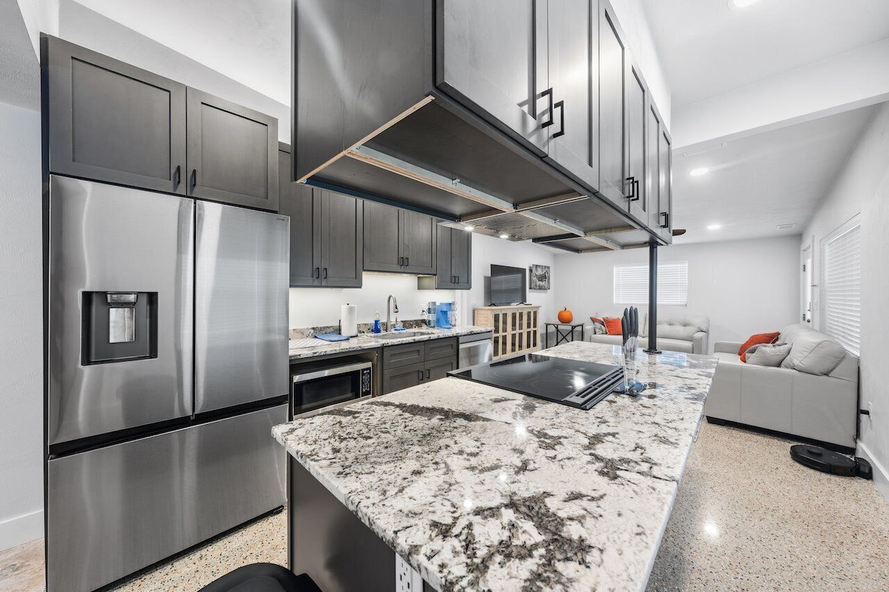 Fridge, microwave, stovetop, dishwasher