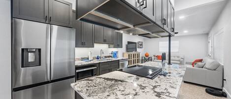 Refrigerador, microondas, parrilla de estufa y lavavajillas