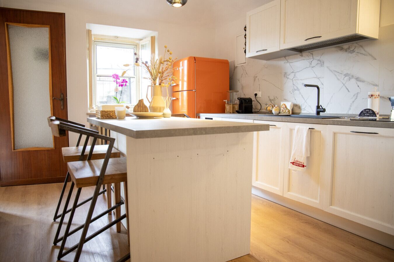 Frigorifero, microonde, forno, piano cottura