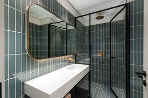 Een douche, een haardroger, handdoeken
