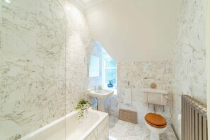Douche, sèche-cheveux, serviettes fournies