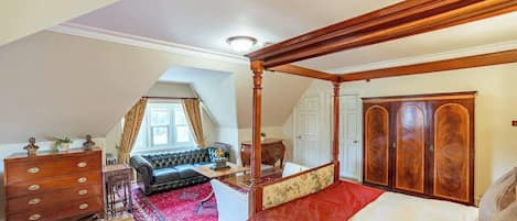 4 bedrooms, iron/ironing board, travel cot, WiFi