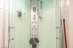 Basic Apartment | Bathroom