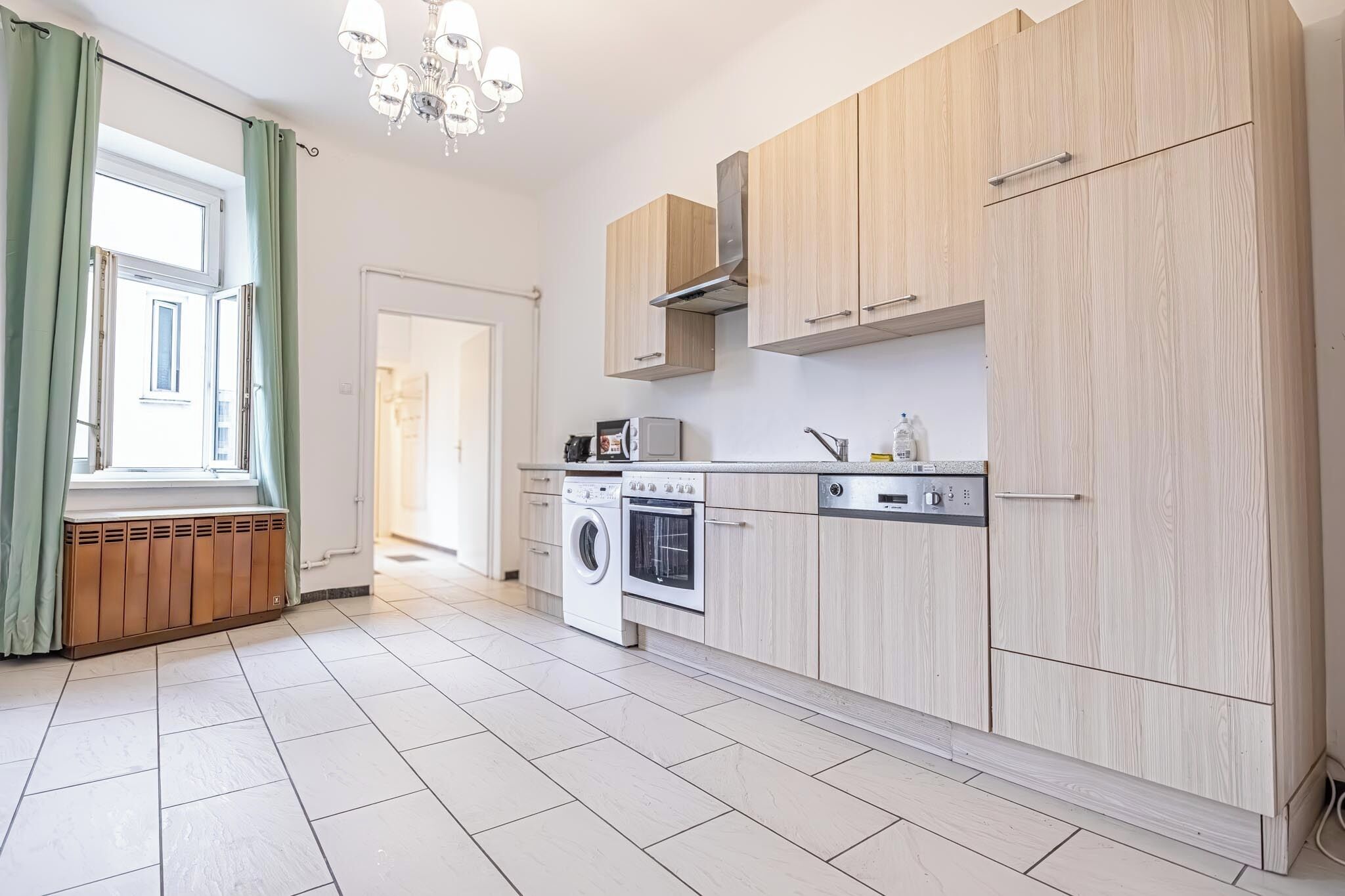 Eenvoudig appartement | Privékeuken | Een koelkast, een magnetron, een oven, een kookplaat