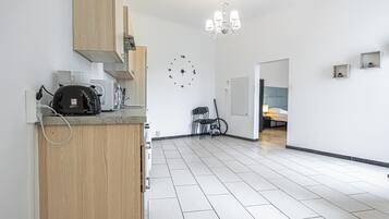 Basic-Apartment | Eigene Küche | Kühlschrank, Mikrowelle, Ofen, Herdplatte