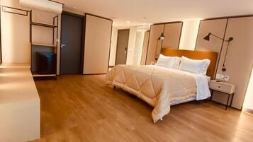 Suite – superior | Safe på rommet, blendingsgardiner og wi-fi (inkludert)