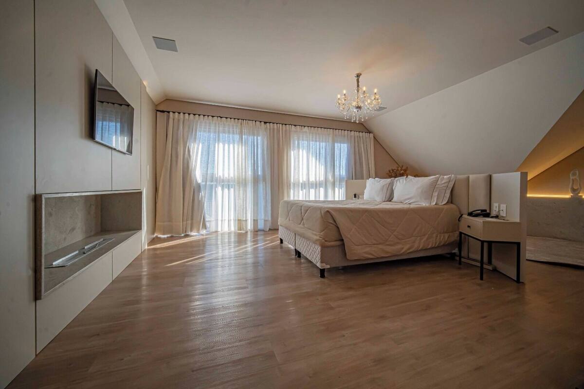 Honeymoon Suite, Hill View | Pillowtop beds, in-room safe, blackout drapes, soundproofing