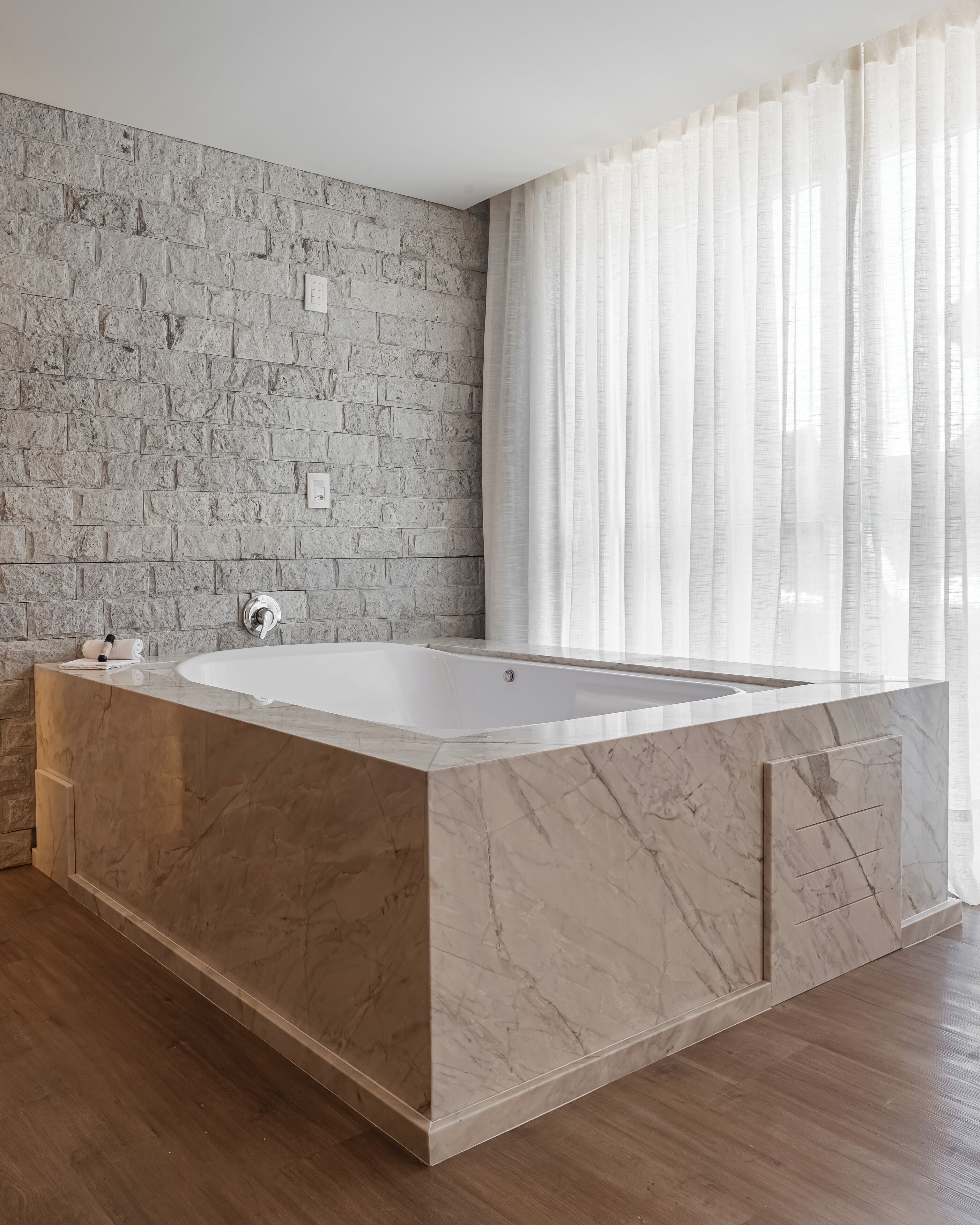 Honeymoon-Suite | Zimmersafe, Verdunkelungsvorhänge, schallisolierte Zimmer