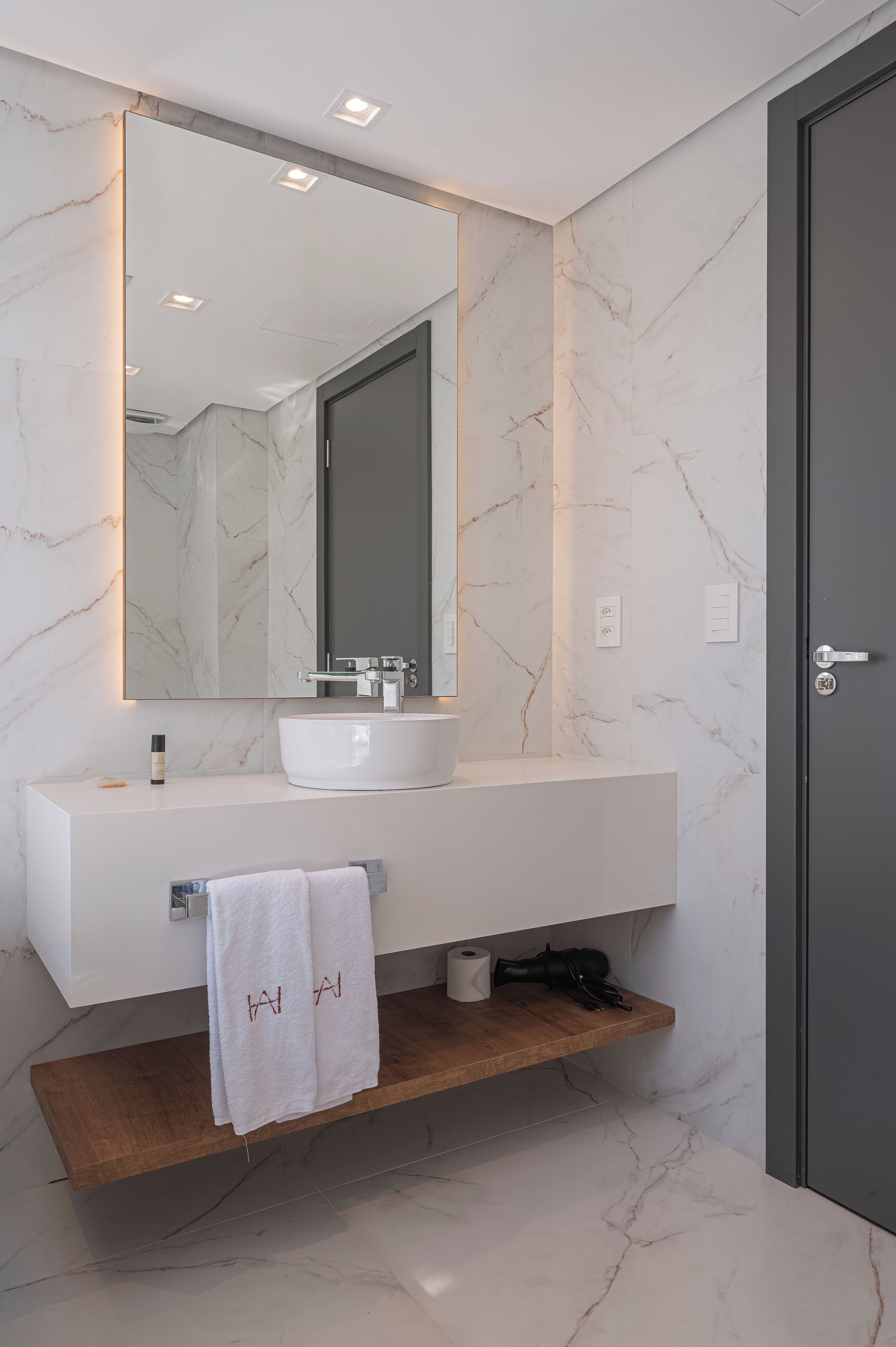 Chambre Luxe | Salle de bain | Sèche-cheveux, serviettes fournies, savon, shampoing