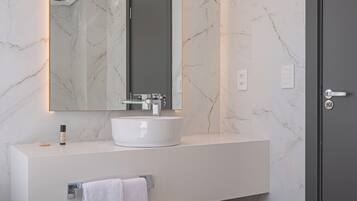 Chambre Luxe | Salle de bain | SĂšche-cheveux, serviettes fournies, savon, shampoing