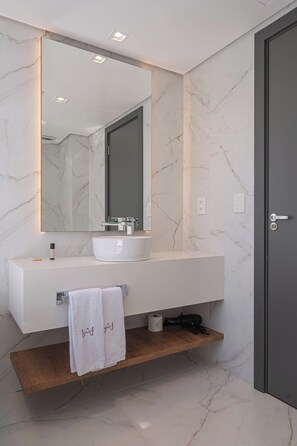 Habitació de luxe | Bany | Assecador de cabells, tovalloles, sabó i xampú 