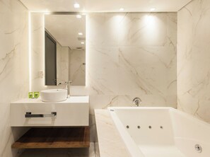 Secador de cabelo, toalhas de banho, sabonete, shampoo