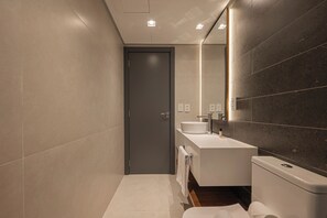 Deluxe Triple Room | Bathroom | Hair dryer, towels, soap, shampoo - Harmont Hotel (Gramado)