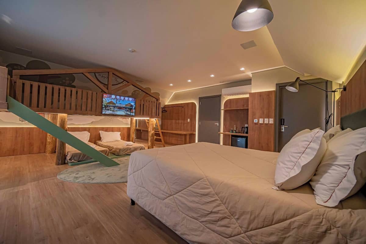 Family Tree House, City View | Pillowtop beds, in-room safe, blackout drapes, soundproofing
