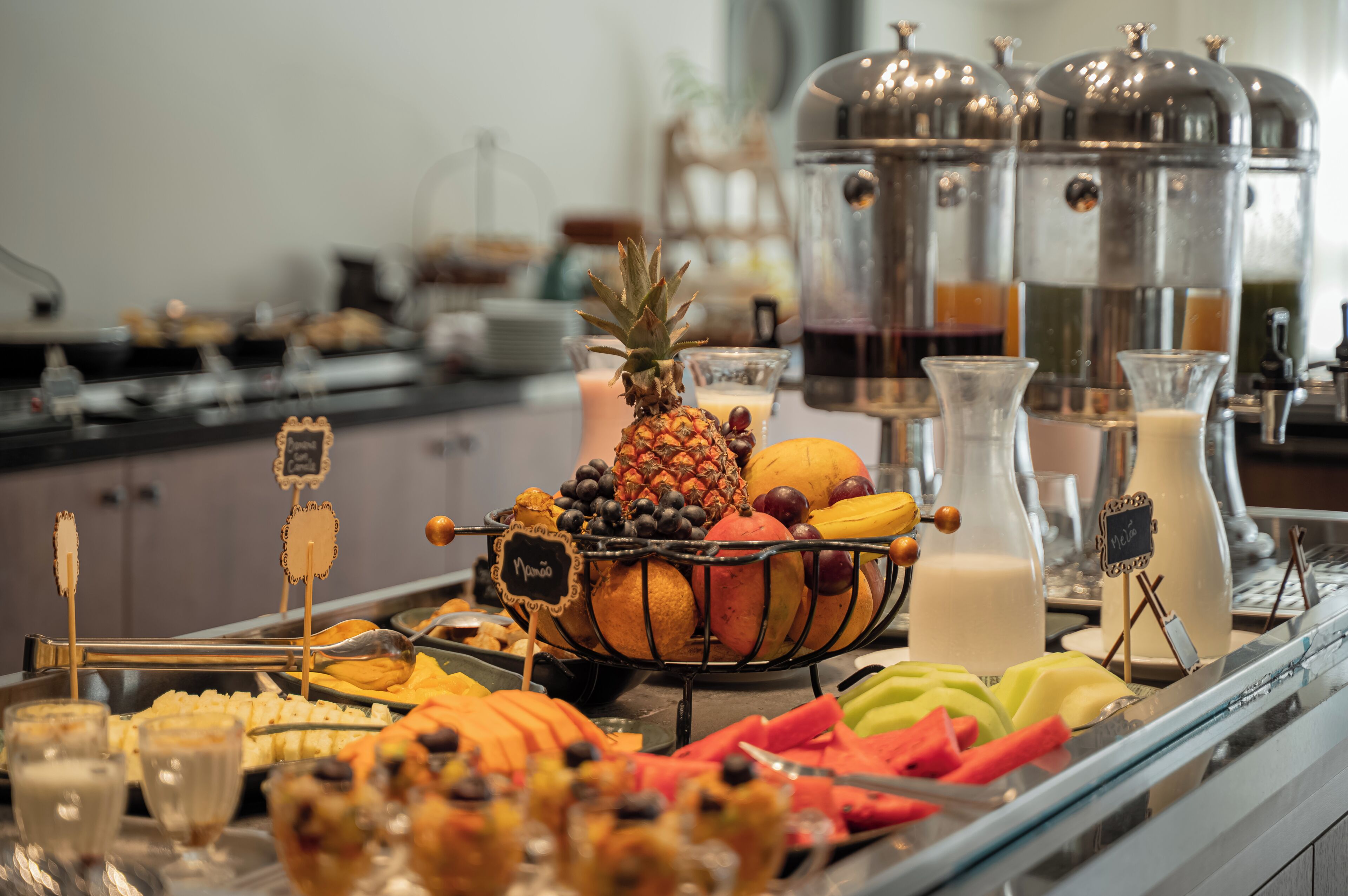 Un bufé con una variedad de frutas, verduras y bebidas.
