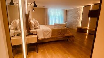 Superior suite | Een kluis op de kamer, verduisterende gordijnen, gratis wifi