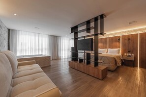 In-room safe, blackout drapes, soundproofing, free WiFi - Harmont Hotel (Gramado)