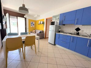 Réfrigérateur, four à micro-ondes, surface de cuisson