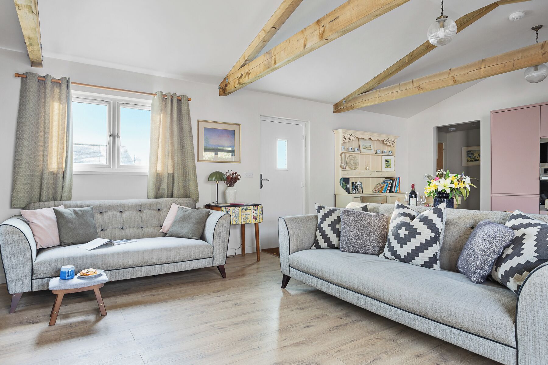 Fernseher, Kamin, Bücher