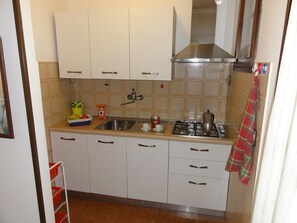 Kühlschrank, Mikrowelle, Herdplatte, Kochgeschirr/Geschirr/Besteck