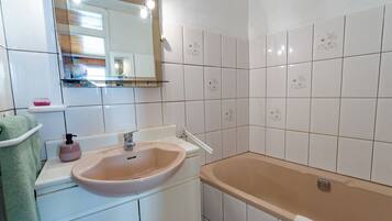 SĂšche-cheveux, serviettes fournies, papier toilette