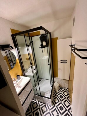 Dusche, Haartrockner, Handtücher, Seife